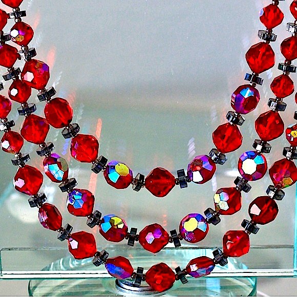 VENDOME SET VINTAGE 3 STRAND RED AURORA BOREALIS NECKLACE & CLIP EARRING - Picture 10 of 10